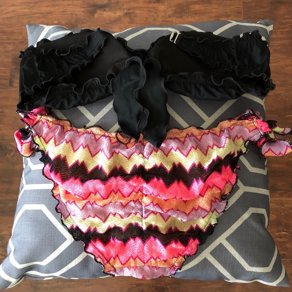Victoria Secret Ruffle Bikini - Picture 2 of 4